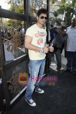 Shahid Kapoor at the Launch of Suzanne Roshan_s The Charcoal Project in Andheri, Mumbai on 27th Feb 2011 (49).JPG